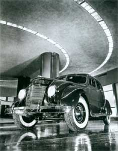 Крайслер седан 1937 года в демонстрационном зале на первом этаже здания (548x700, 18.9 kB)