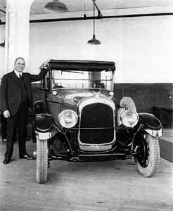 Уолтер П. Крайслер возле первого своего автомобиля (600x733, 53.3 kB)
